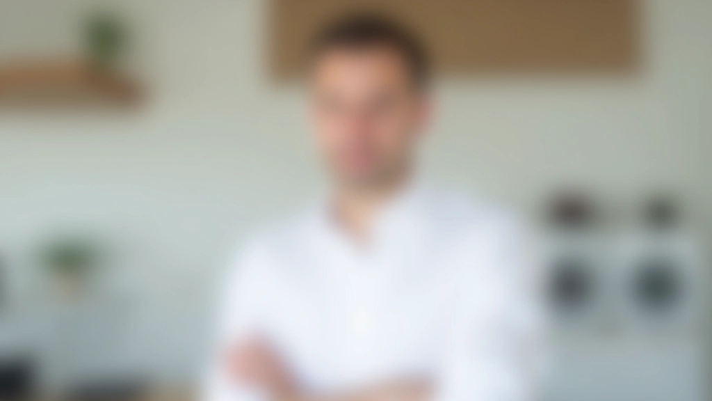 Portrait d'un homme en chemise blanche, buste, posture confiante, arrière-plan bureau épuré